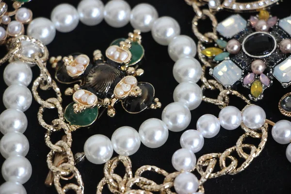 Zümrüt değerli taşlı klasik broşürler. Farklı renklerde cam ve metal broşlar. Renkli ve moda broşları. Lüks bir geçmişi var. Seçici odak