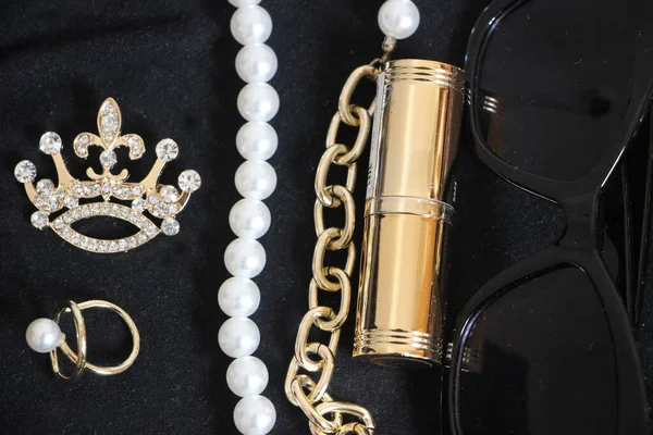 Zümrüt değerli taşlı klasik broşürler. Farklı renklerde cam ve metal broşlar. Renkli ve moda broşları. Lüks bir geçmişi var. Seçici odak