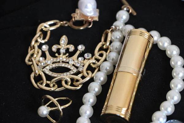 Zümrüt değerli taşlı klasik broşürler. Farklı renklerde cam ve metal broşlar. Renkli ve moda broşları. Lüks bir geçmişi var. Seçici odak