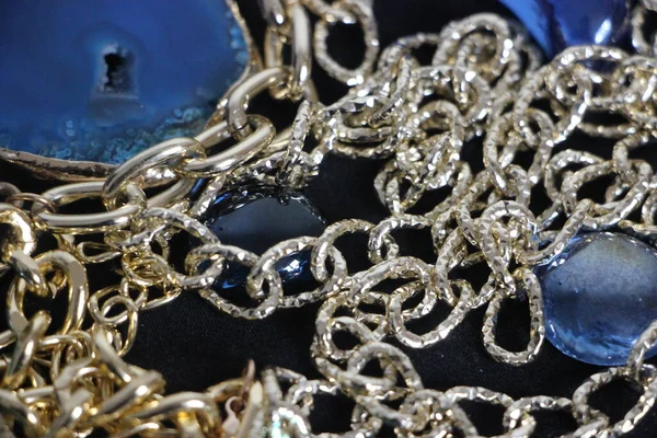 Zümrüt değerli taşlı klasik broşürler. Farklı renklerde cam ve metal broşlar. Renkli ve moda broşları. Lüks bir geçmişi var. Seçici odak