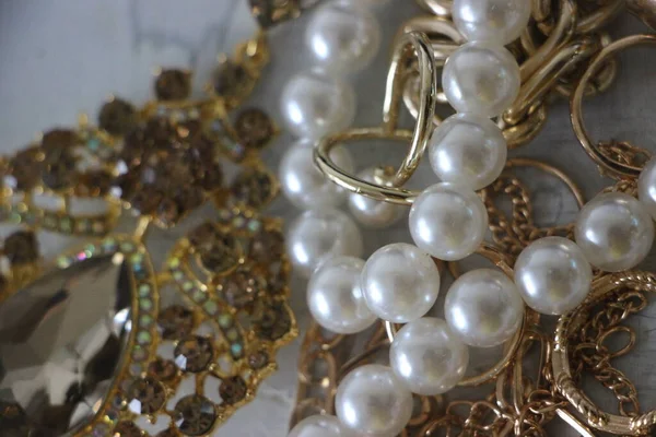 Zümrüt değerli taşlı klasik broşürler. Farklı renklerde cam ve metal broşlar. Renkli ve moda broşları. Lüks bir geçmişi var. Seçici odak