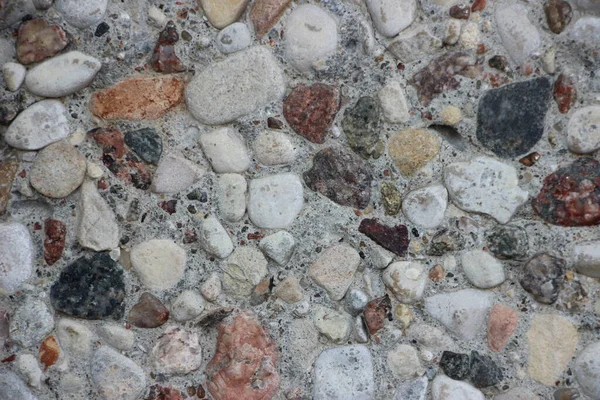 Çakıl taşları görüntüyü kapatır, gri doğal düzensiz taşlar endüstriyel arka planı şekillendirir