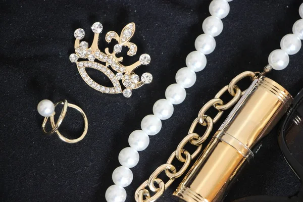 Zümrüt değerli taşlı klasik broşürler. Farklı renklerde cam ve metal broşlar. Renkli ve moda broşları. Lüks bir geçmişi var. Seçici odak