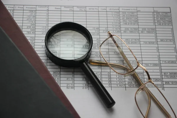 İş analisti finansal raporu incelemek için büyütme kullanıyor. Yatırım ve iş analitik büyümesinin geri dönüşünü analiz etme kavramı.