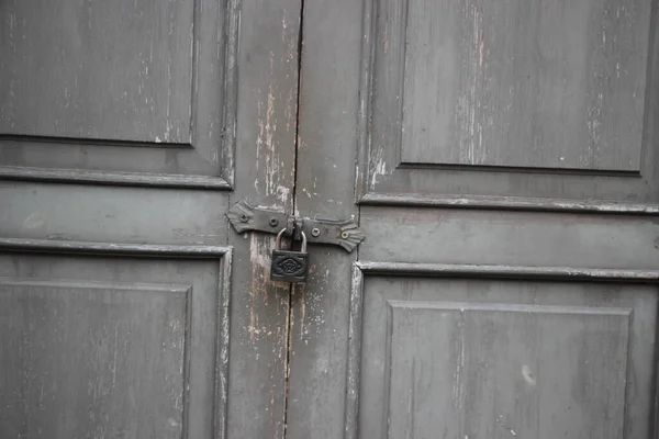 ロックされた古い木製のドアにハングヴィンテージ南京錠 著作権保護事業の概念 — ストック写真