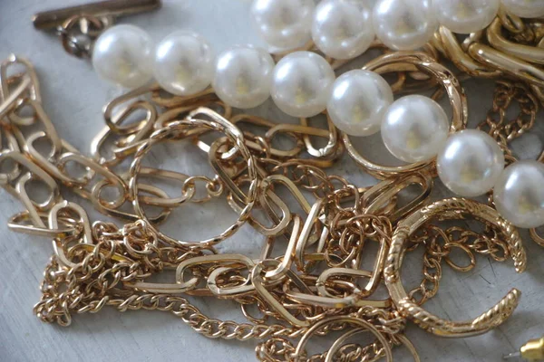 Zümrüt değerli taşlı klasik broşürler. Farklı renklerde cam ve metal broşlar. Renkli ve moda broşları. Lüks bir geçmişi var. Seçici odak