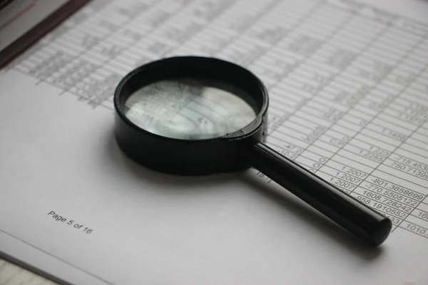 Analista Negócios Usando Lupa Para Rever Números Relatório Financeiro Conceito — Fotografia de Stock