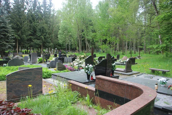 Eski mezarlık manzarası, yaşam ve ölüm kavramı 