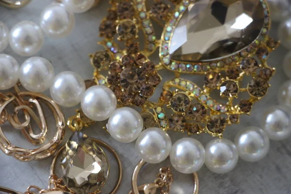 Zümrüt değerli taşlı klasik broşürler. Farklı renklerde cam ve metal broşlar. Renkli ve moda broşları. Lüks bir geçmişi var. Seçici odak