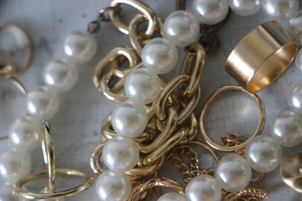 Zümrüt değerli taşlı klasik broşürler. Farklı renklerde cam ve metal broşlar. Renkli ve moda broşları. Lüks bir geçmişi var. Seçici odak