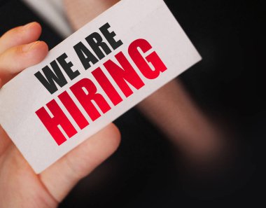 İş adamının elinde kiraladığımız metnin olduğu bir kart var. İş konsepti.