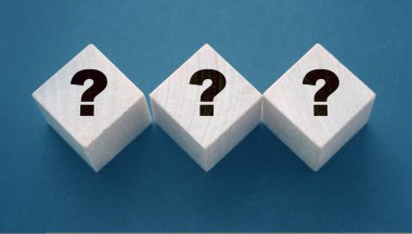 Kara soru işaretli üç tahta blok. Faq sorular ve cevaplar konsepti. Eğitim ya da iş projesi kavramı.
