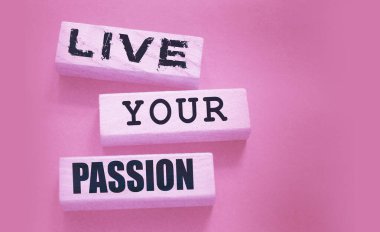 Tahta bloklara yazılmış tutkulu sözlerinizi yaşayın. Hayalindeki kaderi yaşa. Kişisel motivasyon koçluğu konsepti..