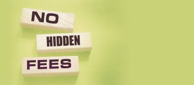 Tahta blokta gizli harç kelimesi yazmıyor. Vergiler ve ücretler Finansal iş konsepti.