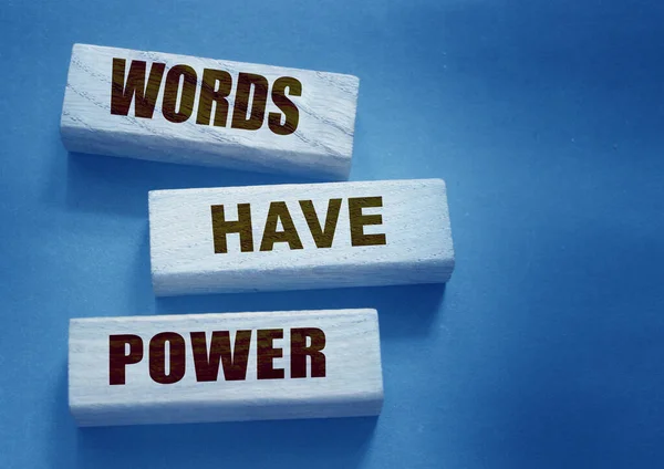 Words Have Power Text Auf Holzklötzen Auf Dunkelgrauem Hintergrund Mächtige — Stockfoto