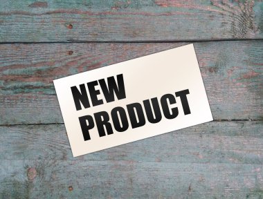 Tahta masadaki yeni ürün kelimeleri. İş konsepti.