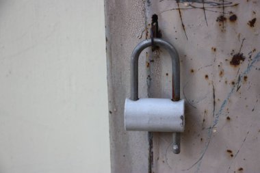 Kapıdaki eski kilit. Yakından bak. 