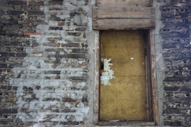 Kapıdaki eski kilit. Yakından bak. 