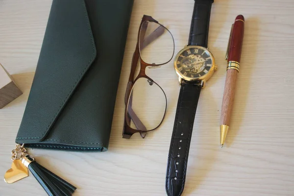 桌上的腕表和眼镜 — 图库照片