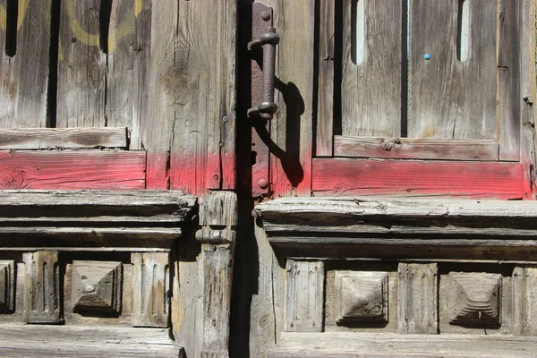 さびた錠前付き木製ドア — ストック写真