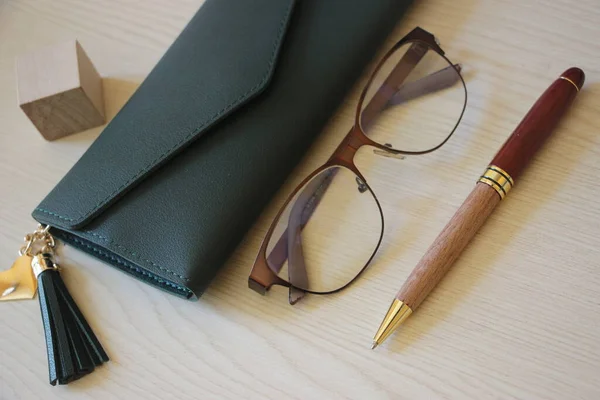 商业概念 带着眼镜和钢笔的木制背景 — 图库照片