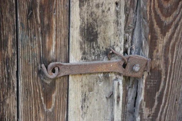 Porta Madeira Com Bloqueio Enferrujado — Fotografia de Stock