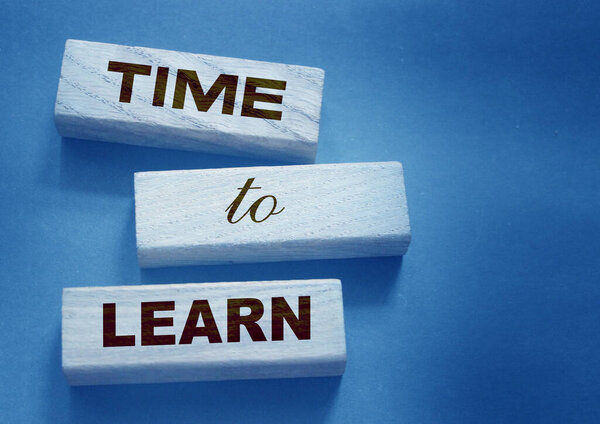 Время учиться на деревянных блоках поставить черный. Концепция образования. Пожизненное обучение бизнес-концепции.