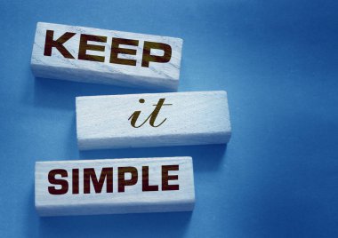 Koyu gri arka planda tahta bloklarda basit kelimeler kullan. İş metni yazma kavramı