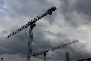 Gökyüzü görünümüne karşı inşaat vinci 