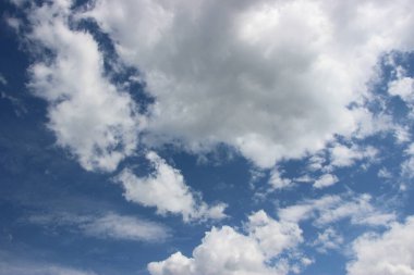 Bulutlu güzel akşam gökyüzü