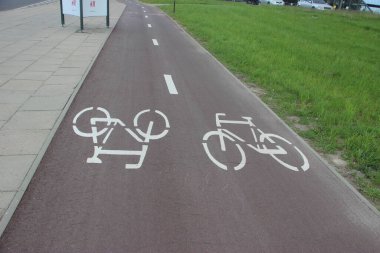 Yoldaki bisiklet yolu tabelası