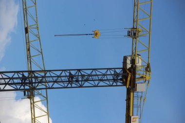 Gökyüzü görünümüne karşı inşaat vinci 