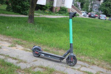 Sokakta scooter tekmele.