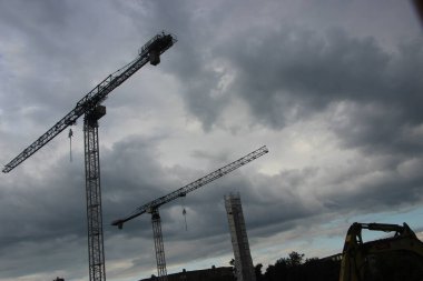 Gökyüzü görünümüne karşı inşaat vinci 