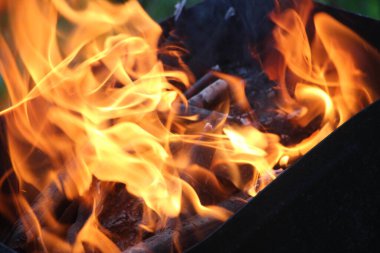 Yangın alevleri soyut arkaplanı kapatır  