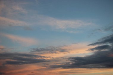 güzel bulutlu gökyüzü arkaplan görüntüsü