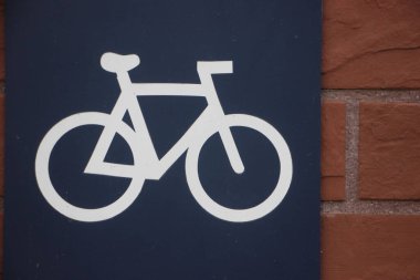 Duvarda bisiklet işareti var.