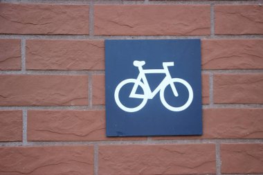 Duvarda bisiklet işareti var.