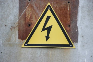 Güç hattında yüksek voltaj işareti