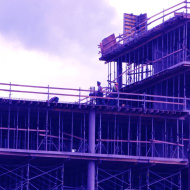 Gökyüzü görünümüne karşı inşaat vinci 