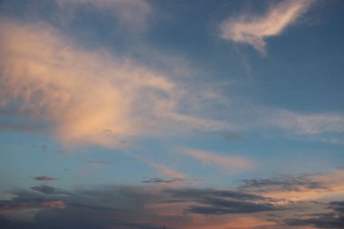 güzel bulutlu gökyüzü arkaplan görüntüsü