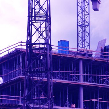 Gökyüzü görünümüne karşı inşaat vinci 