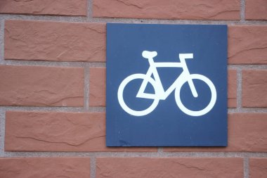 Duvarda bisiklet işareti var.