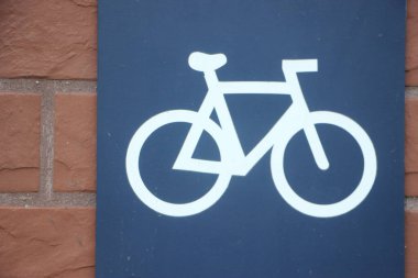 Duvarda bisiklet işareti var.