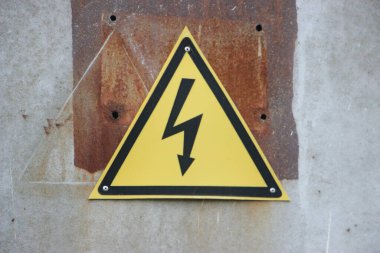Güç hattında yüksek voltaj işareti