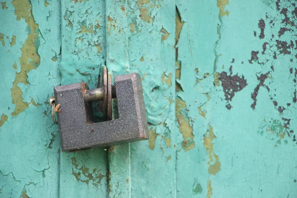 Pendurado Cadeado Vintage Porta Velha Trancada — Fotografia de Stock