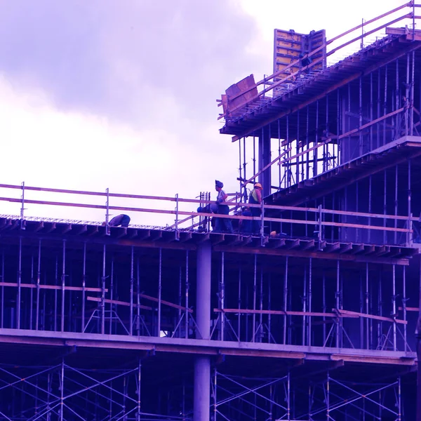 Gökyüzü görünümüne karşı inşaat vinci 