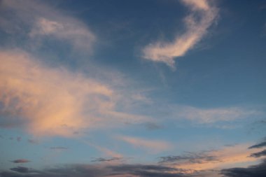 güzel bulutlu gökyüzü arkaplan görüntüsü