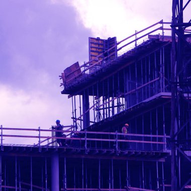 Gökyüzü görünümüne karşı inşaat vinci 