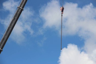 Mavi gökyüzünün arka planında inşaat vinci